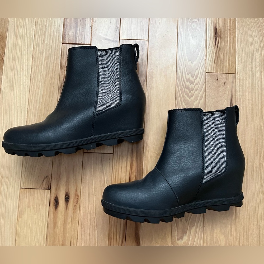 Black Sorel wedge Chelsea boots